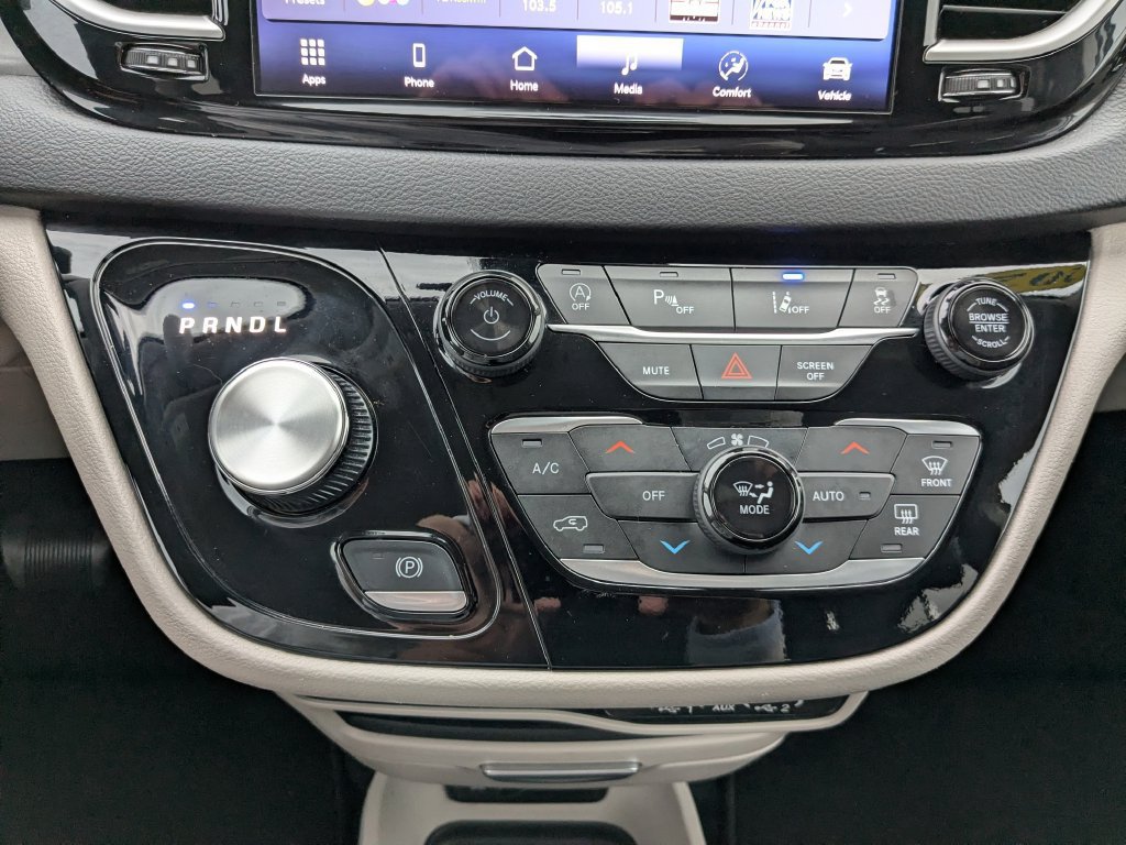 Used 2024 Chrysler Pacifica Touring-L FWD image 30
