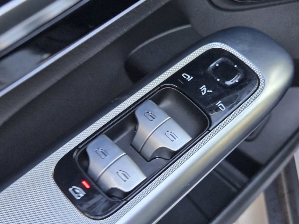 Used 2024 Mercedes-Benz GLC 300 4MATIC image 27