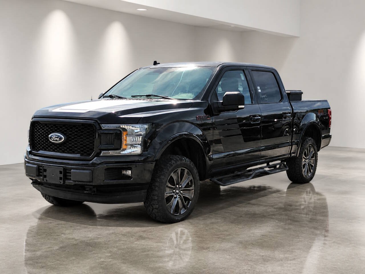 Used 2018 Ford F150 XLT w/ Equipment Group 302A Luxury AWD/4WD image 2