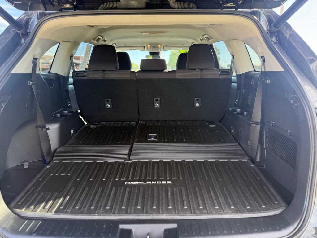 Used 2023 Toyota Highlander LE AWD/4WD image 28