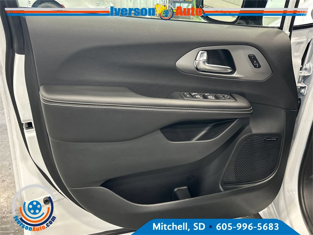 New 2027 Chrysler Pacifica Limited AWD/4WD image 12
