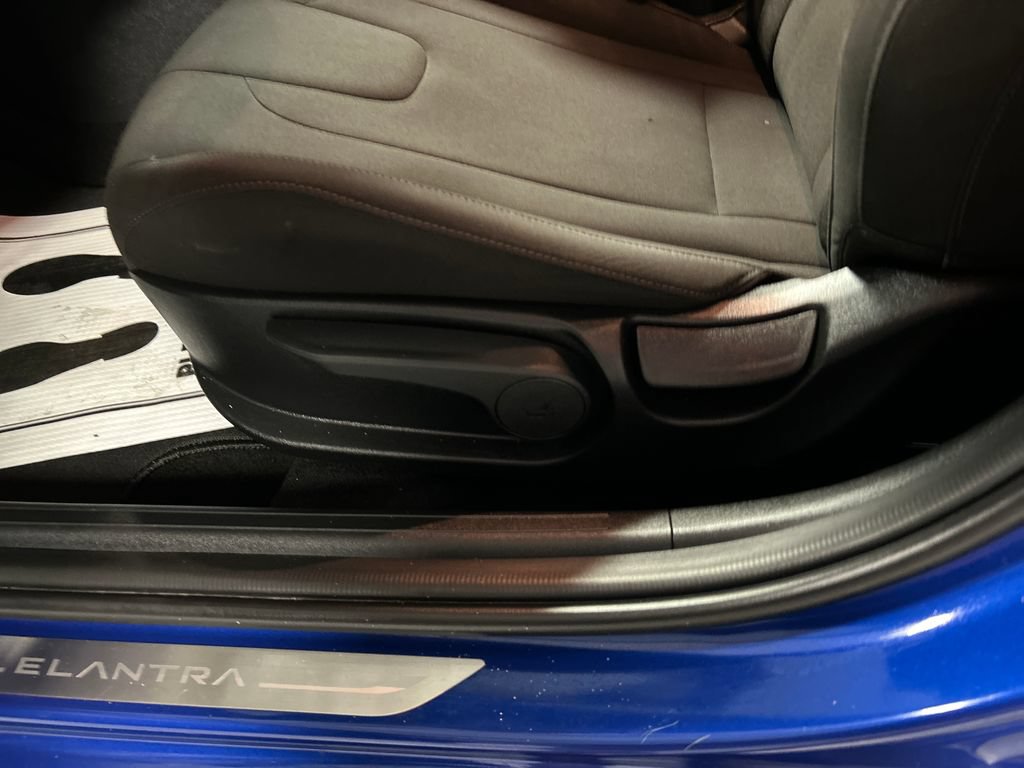 Used 2025 Hyundai Elantra Sport FWD image 11