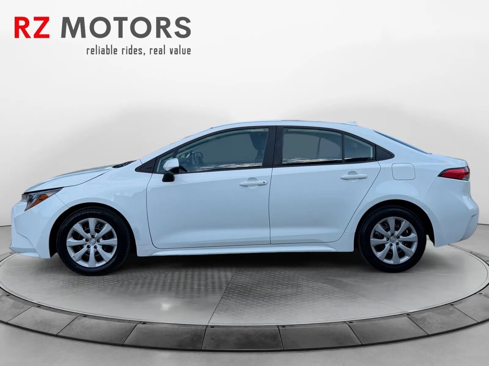 Used 2022 Toyota Corolla LE FWD image 2