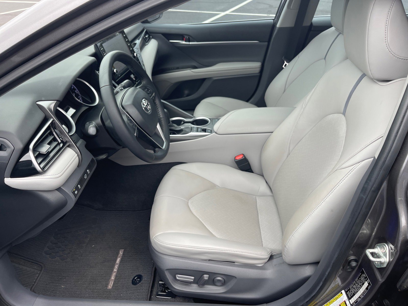 Used 2021 Toyota Camry XLE image 10