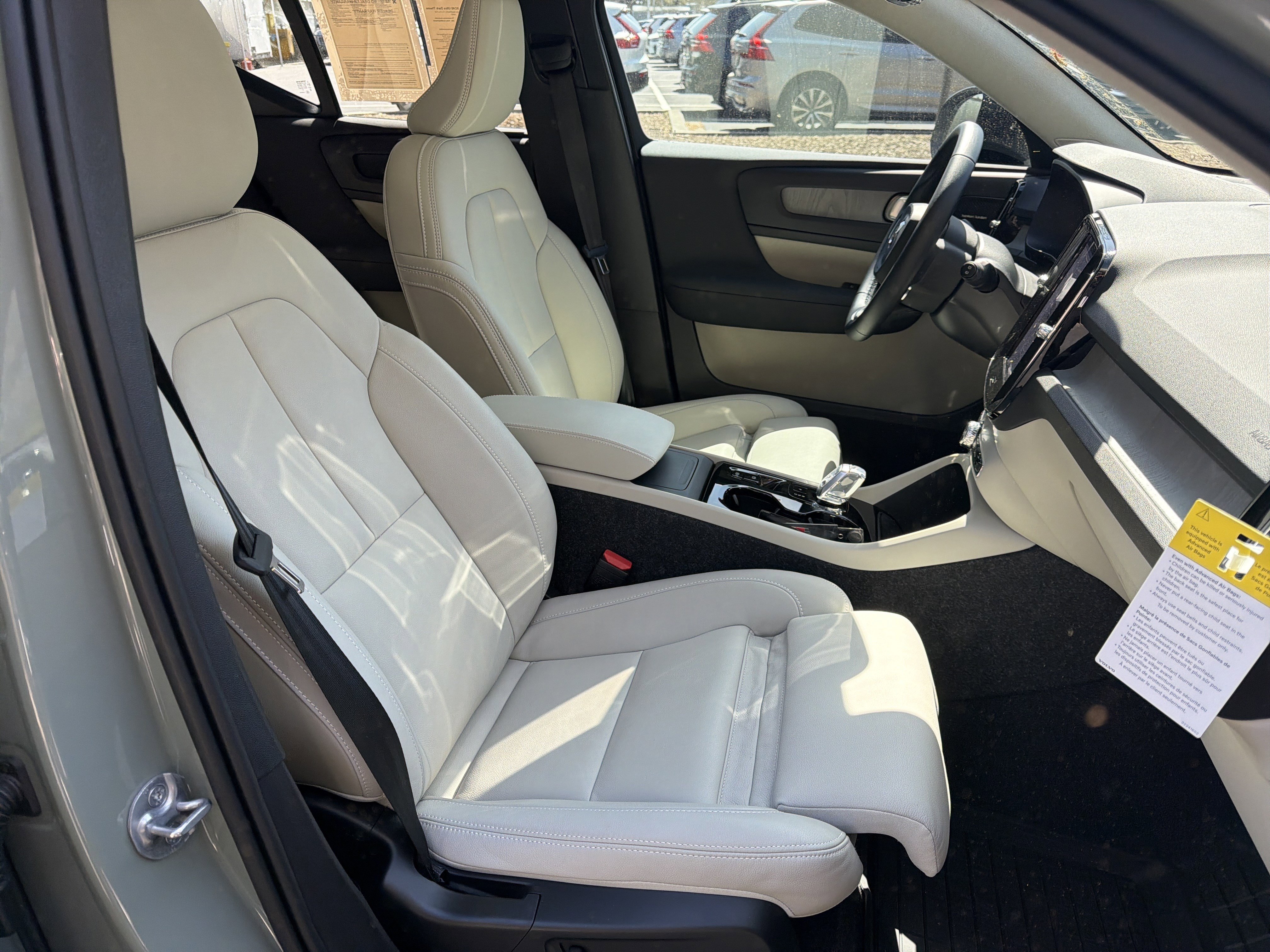 Certified 2025 Volvo XC40 B5 Ultra w/ Protection Package Premier image 35