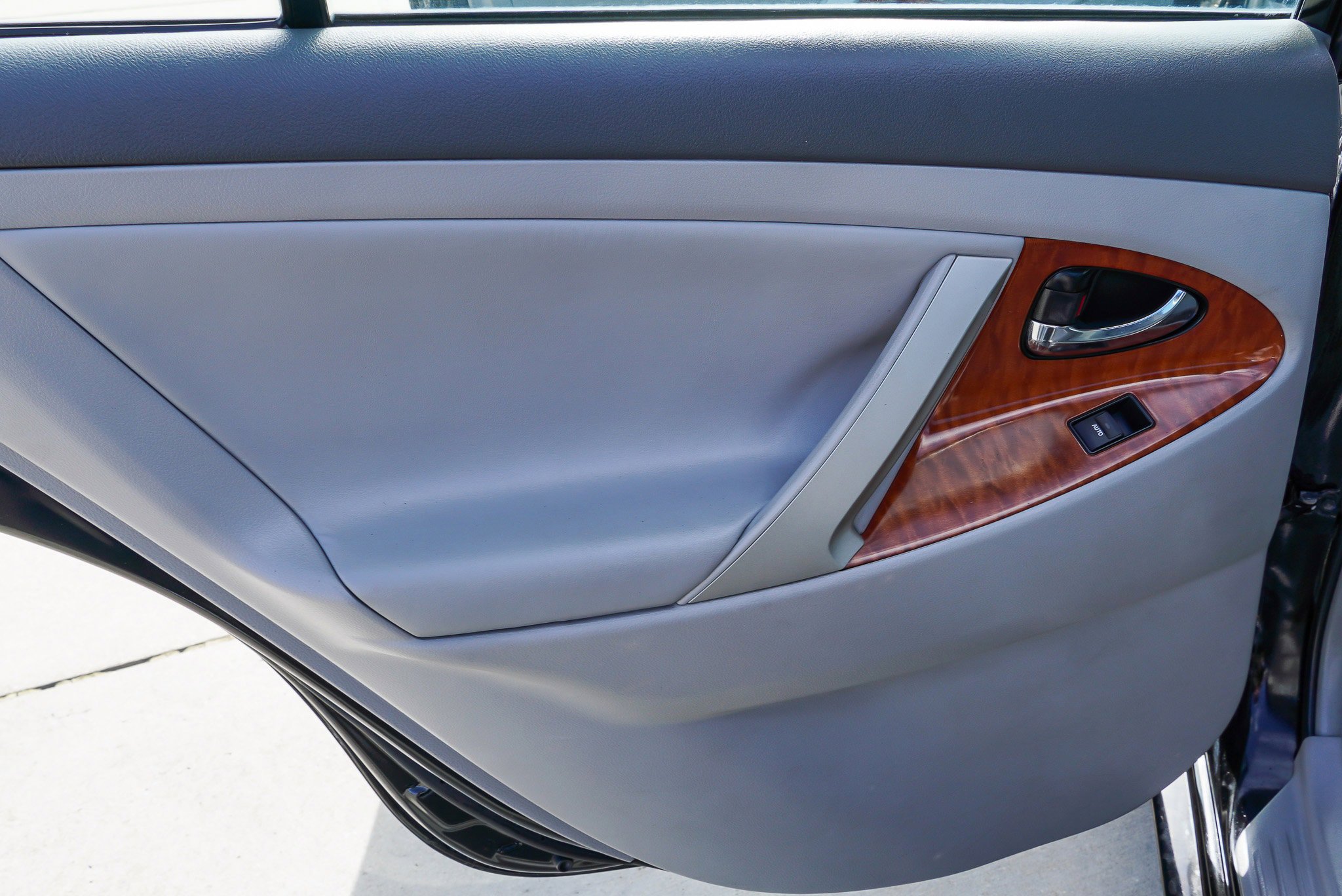 Used 2011 Toyota Camry XLE w/ SE/XLE Extra-Value Pkg FWD image 23