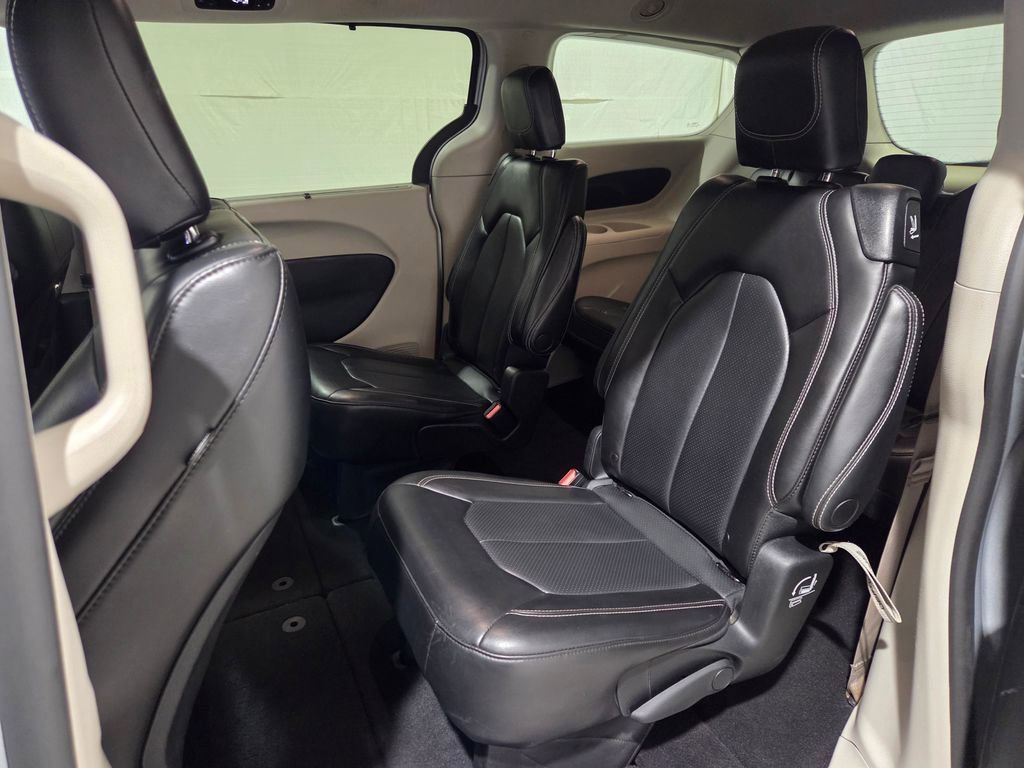 Certified 2023 Chrysler Pacifica Touring-L image 12