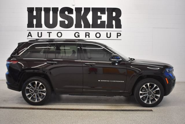 Used 2022 Jeep Grand Cherokee Overland w/ Luxury Tech Group IV AWD/4WD image 2