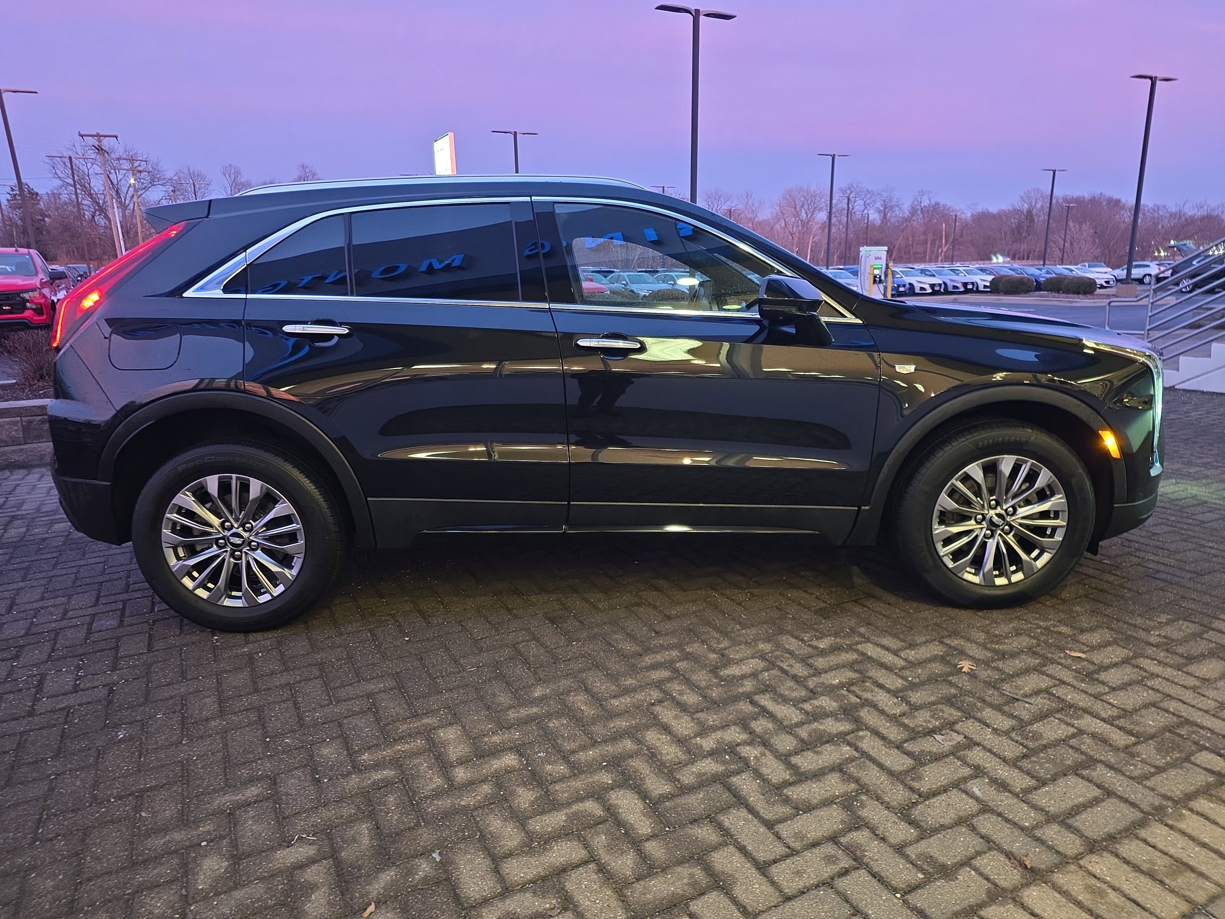 Used 2025 Cadillac XT4 Premium Luxury image 6