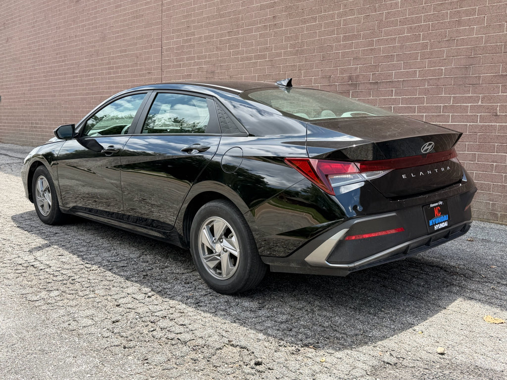 Used 2025 Hyundai Elantra SE FWD image 3
