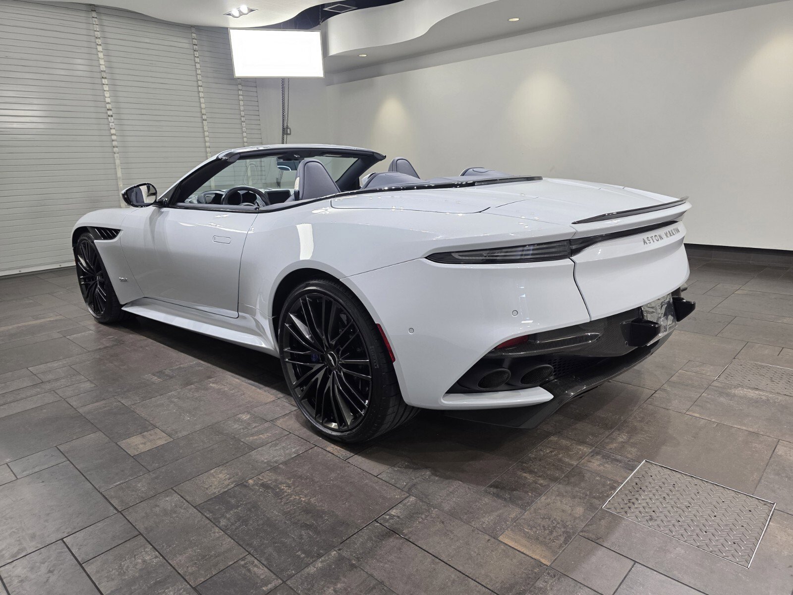Used 2021 Aston Martin DBS Superleggera Volante image 2