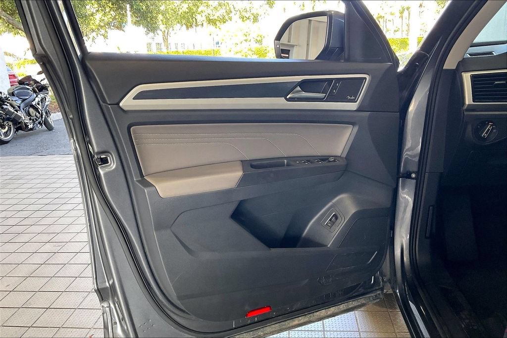 Used 2023 Volkswagen Atlas SEL Premium AWD/4WD image 2