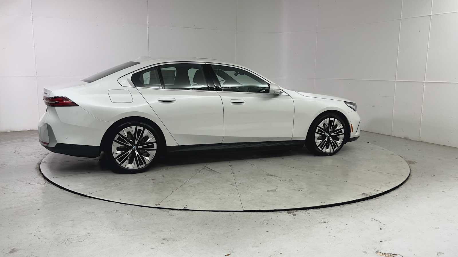New 2027 BMW i5 xDrive40 AWD/4WD image 9