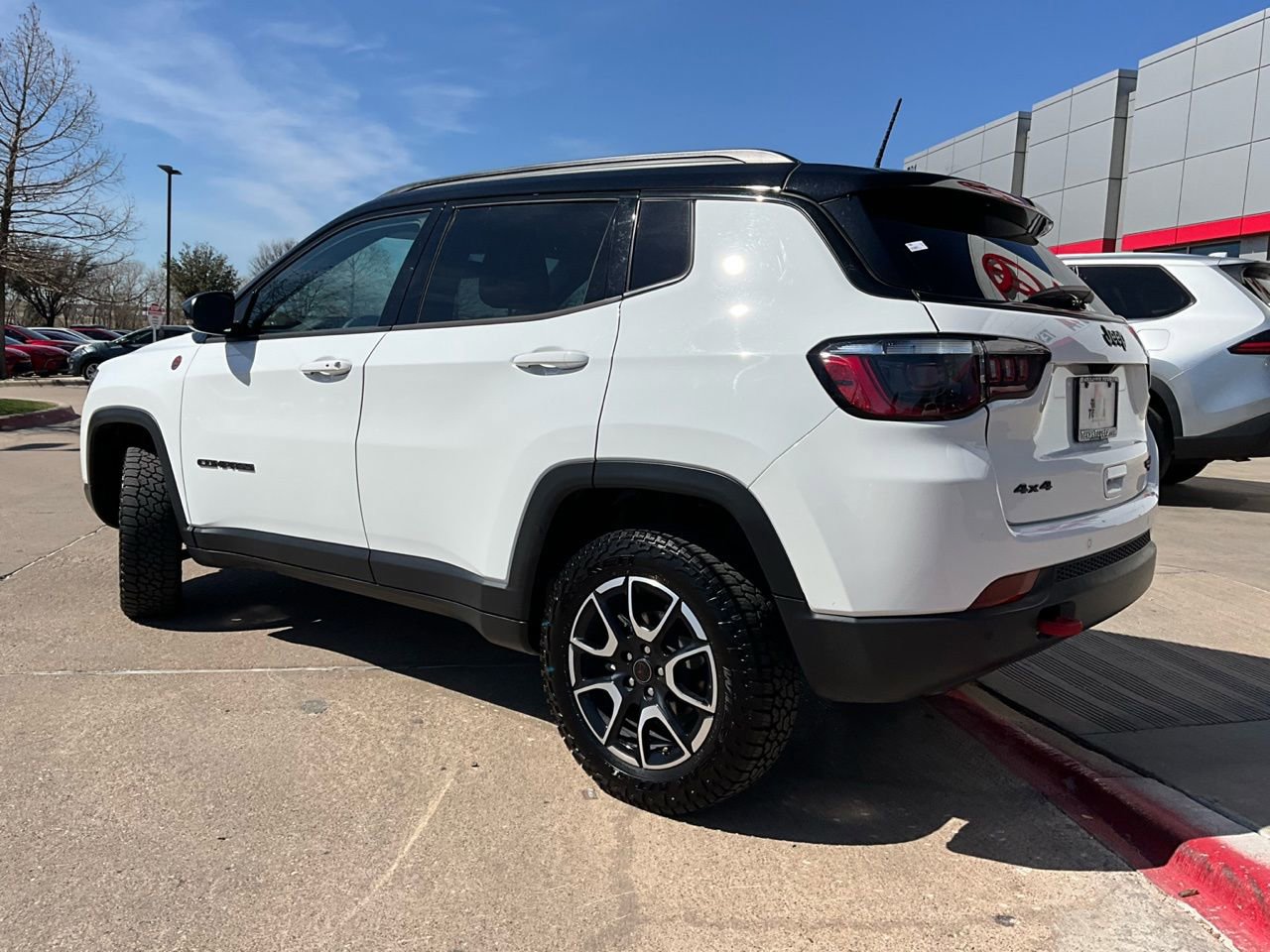 Used 2025 Jeep Compass Trailhawk image 8