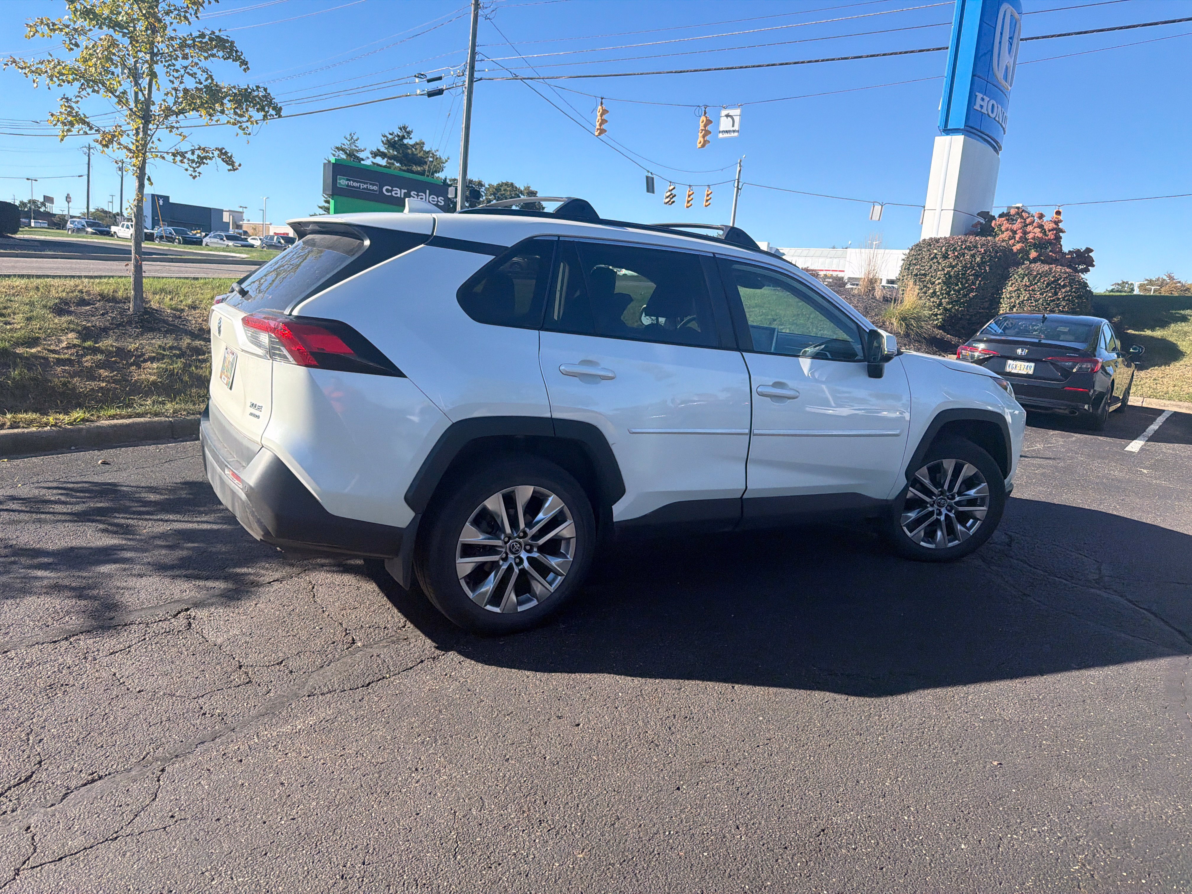 Used 2021 Toyota RAV4 XLE Premium AWD/4WD image 13
