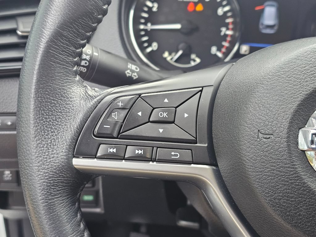 Used 2018 Nissan Rogue SV FWD image 25