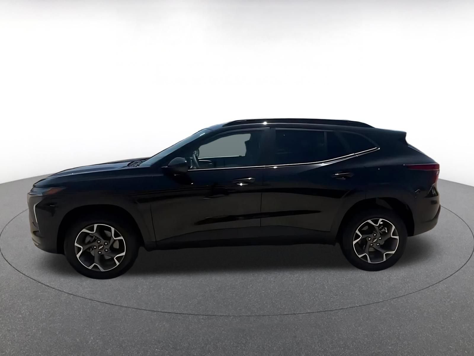 Used 2025 Chevrolet Trax LT FWD image 9