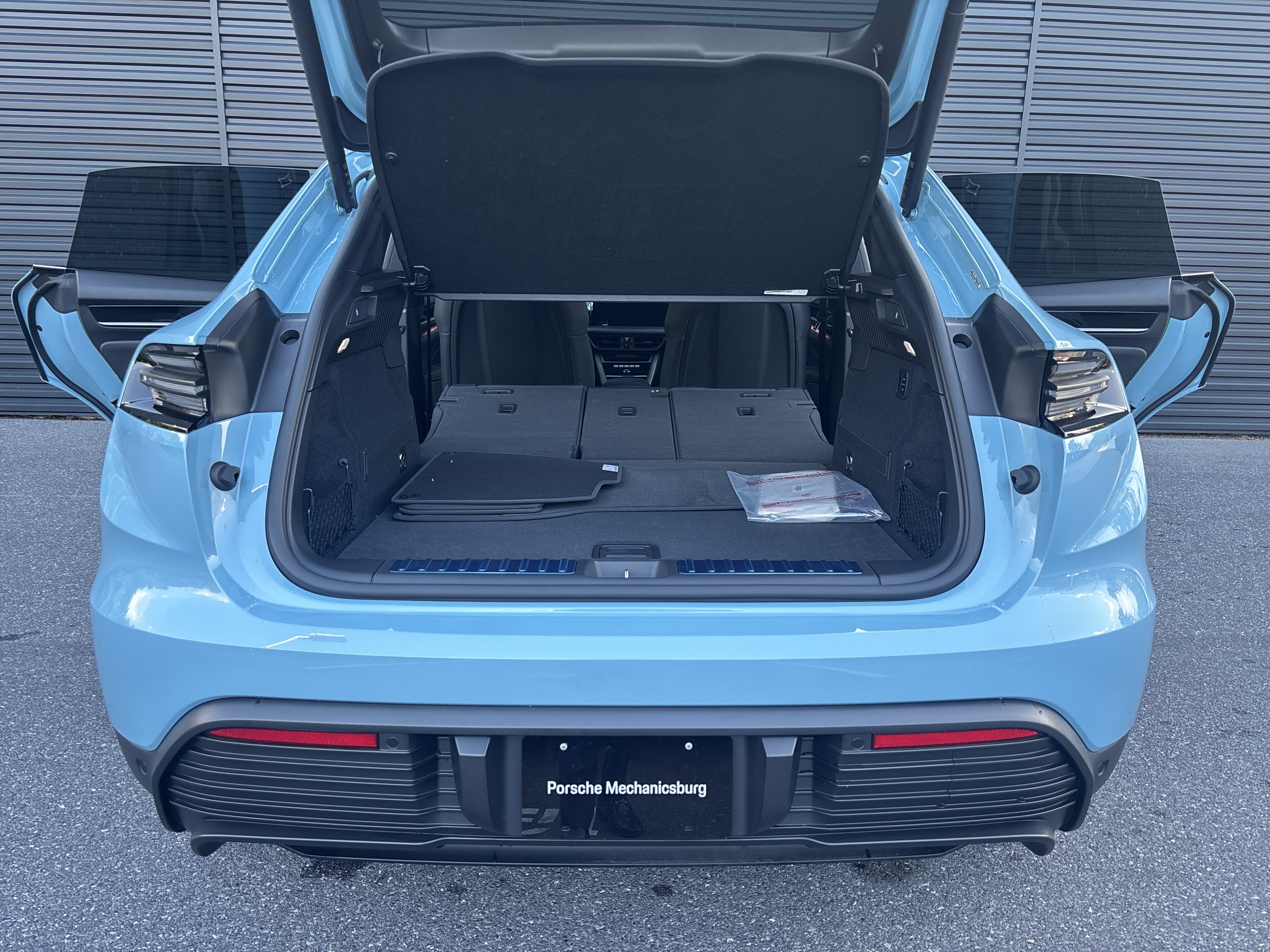 New 2025 Porsche Macan 4S Electric AWD/4WD image 5