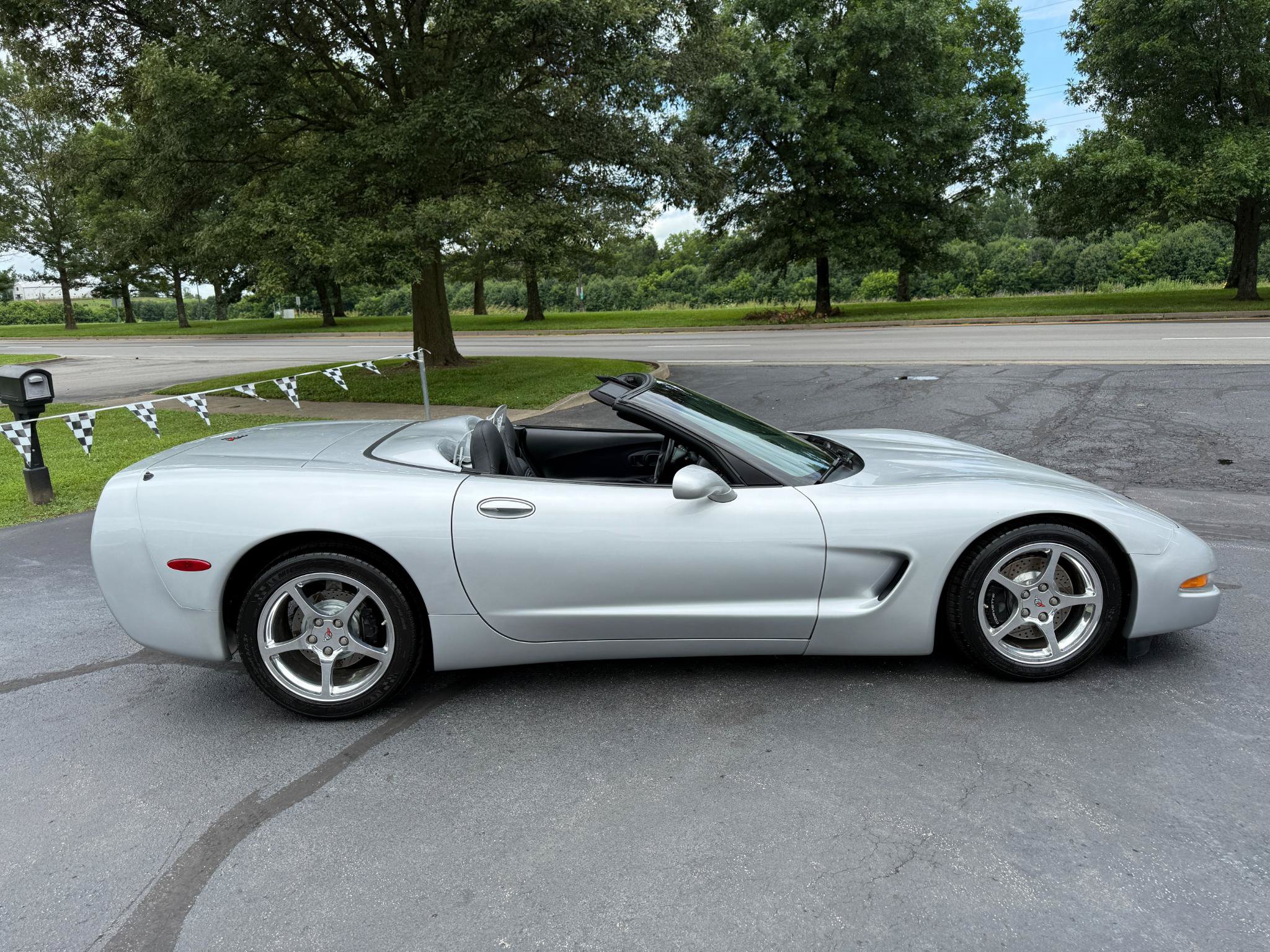 Used 2002 Chevrolet Corvette Convertible w/ Preferred Equipment Group2 RWD image 10