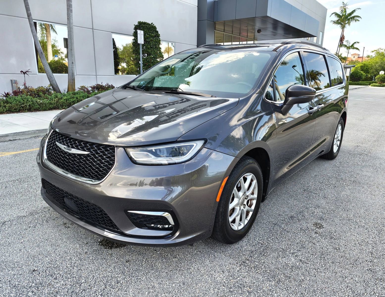 Used 2022 Chrysler Pacifica Touring-L FWD image 2