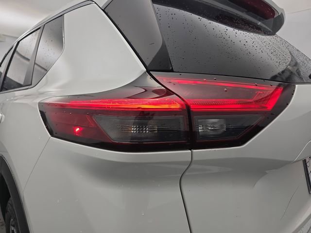 Used 2024 Nissan Rogue SV AWD/4WD image 18