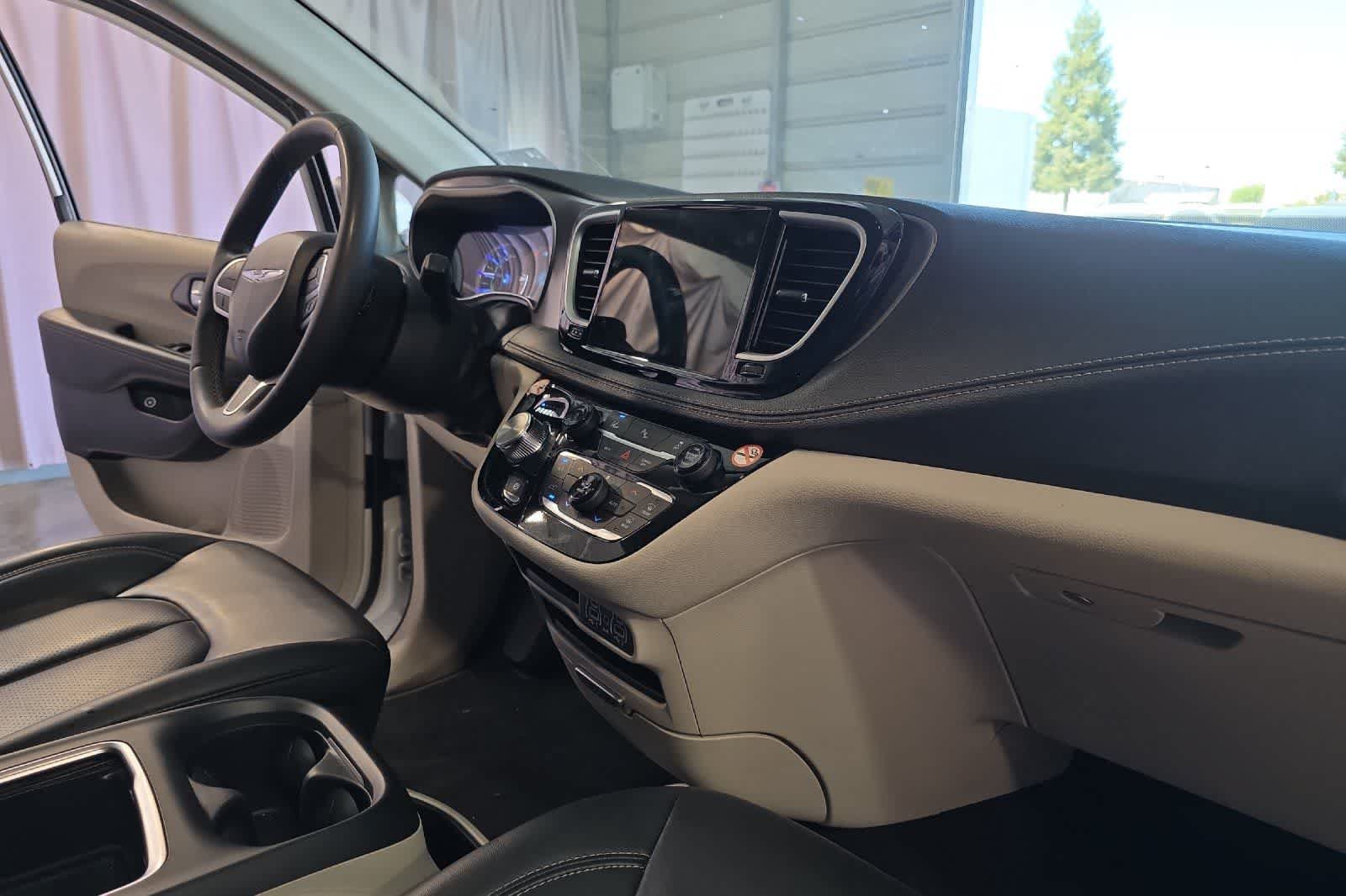 Used 2023 Chrysler Pacifica Touring-L FWD image 18