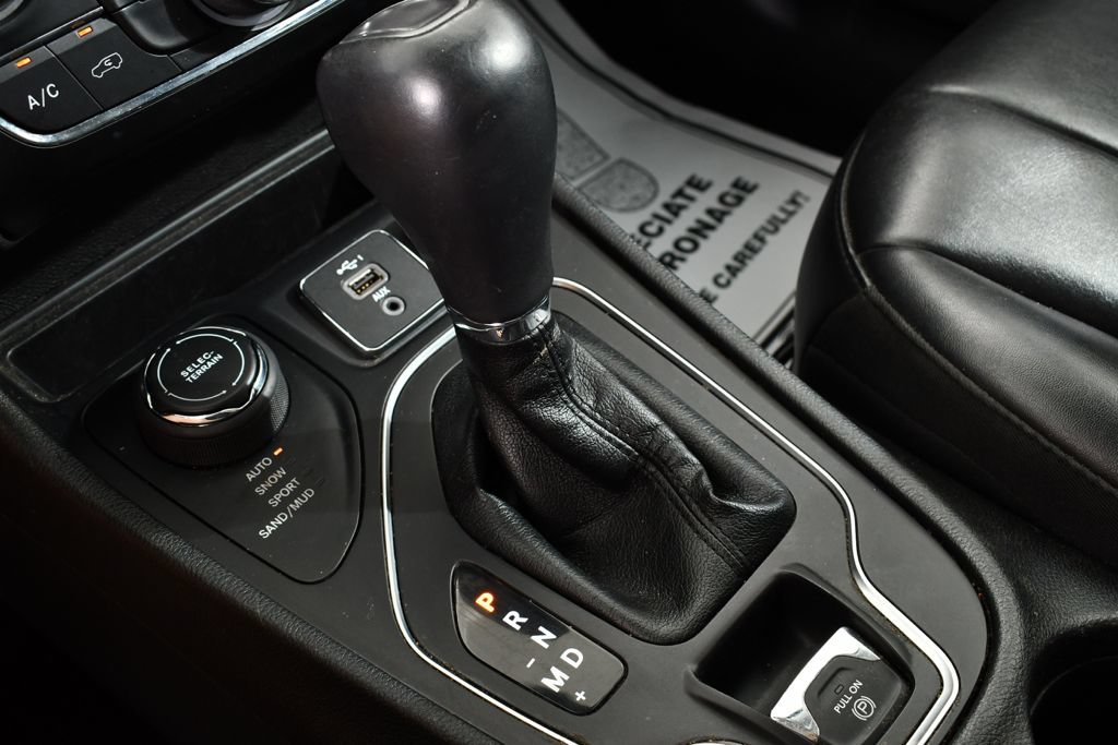 Used 2020 Jeep Cherokee Latitude Plus AWD/4WD image 31