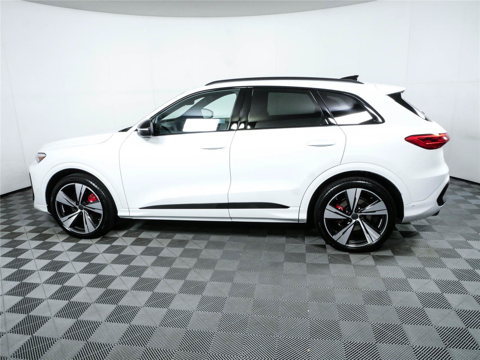 New 2026 Audi SQ5 Prestige AWD/4WD image 32