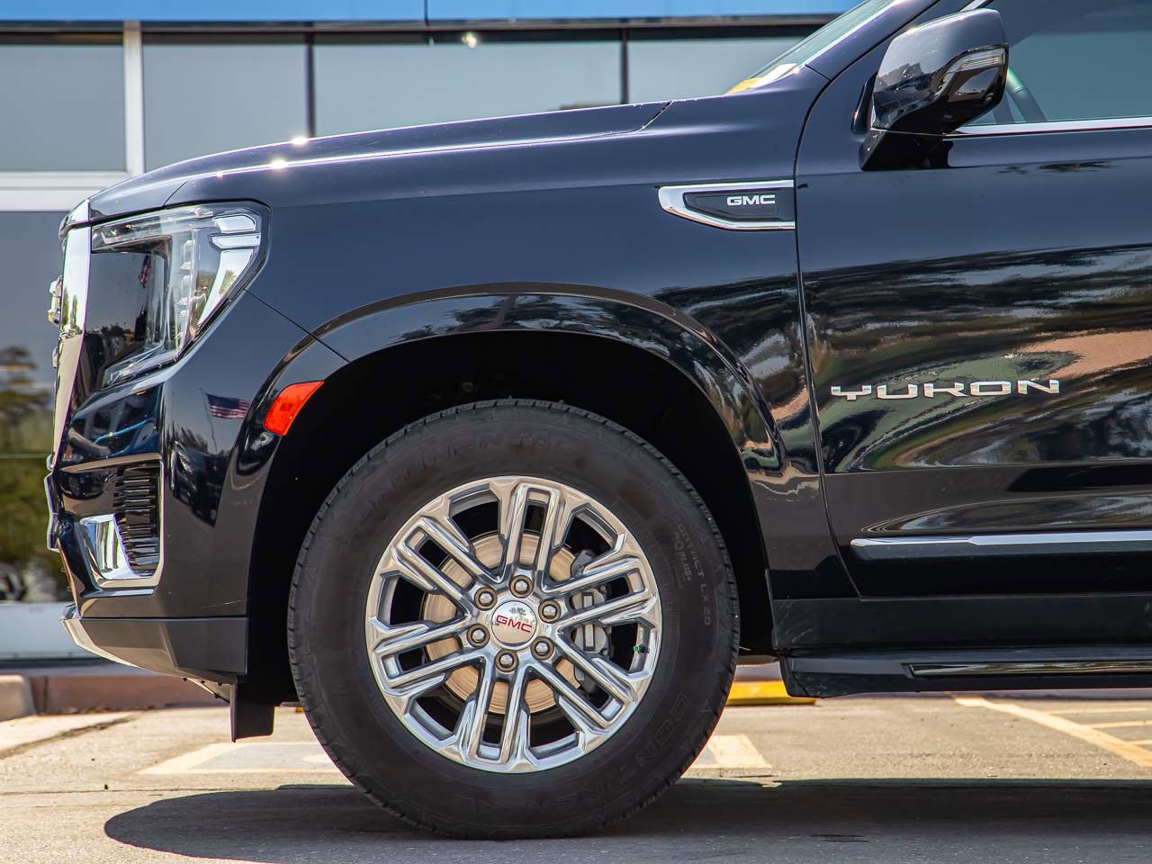 Used 2023 GMC Yukon SLT w/ SLT Luxury Package image 8