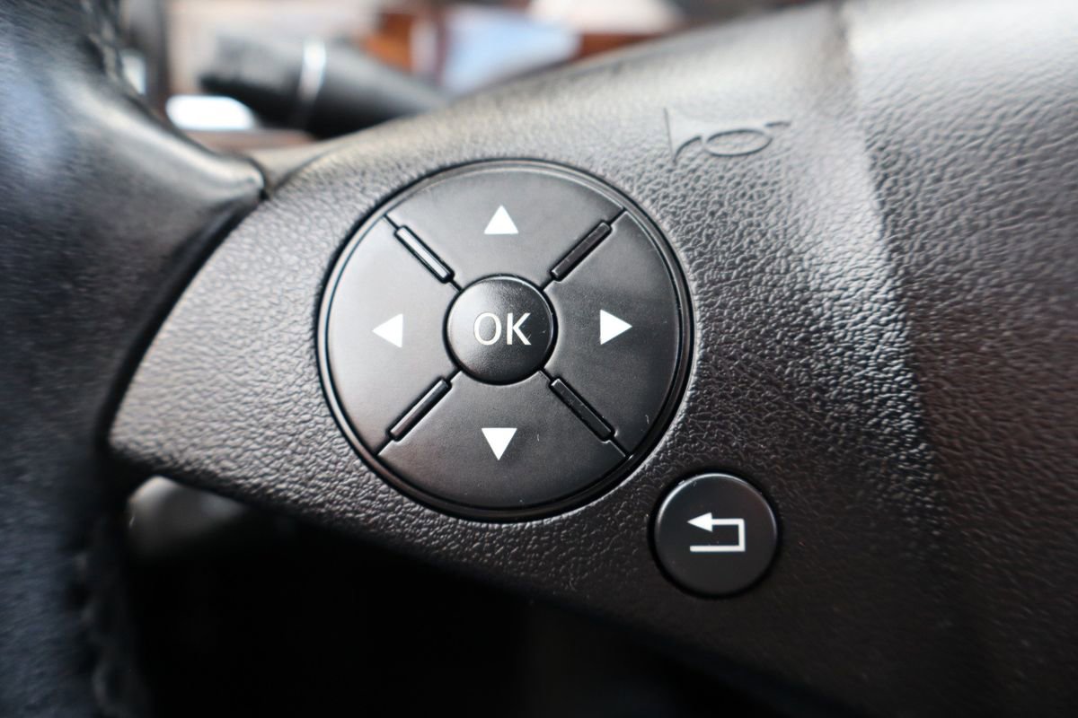 Used 2012 Mercedes-Benz GLK 350 4MATIC image 28