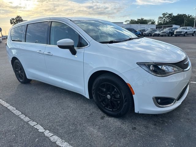 Used 2017 Chrysler Pacifica Touring Plus image 3