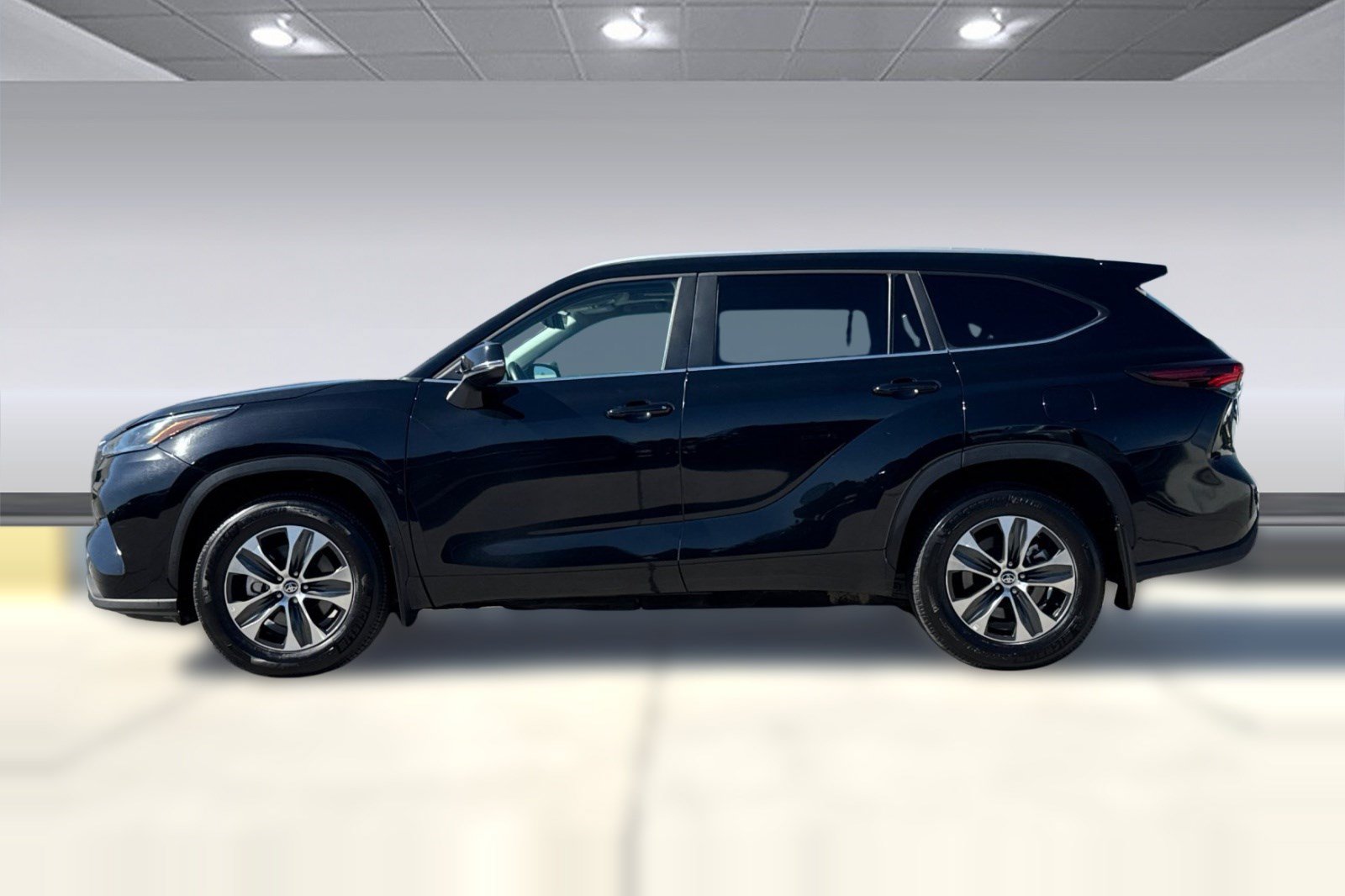 Used 2026 Toyota Highlander XLE AWD/4WD image 2