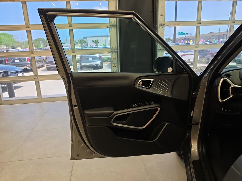 Used 2025 Kia Soul LX image 13