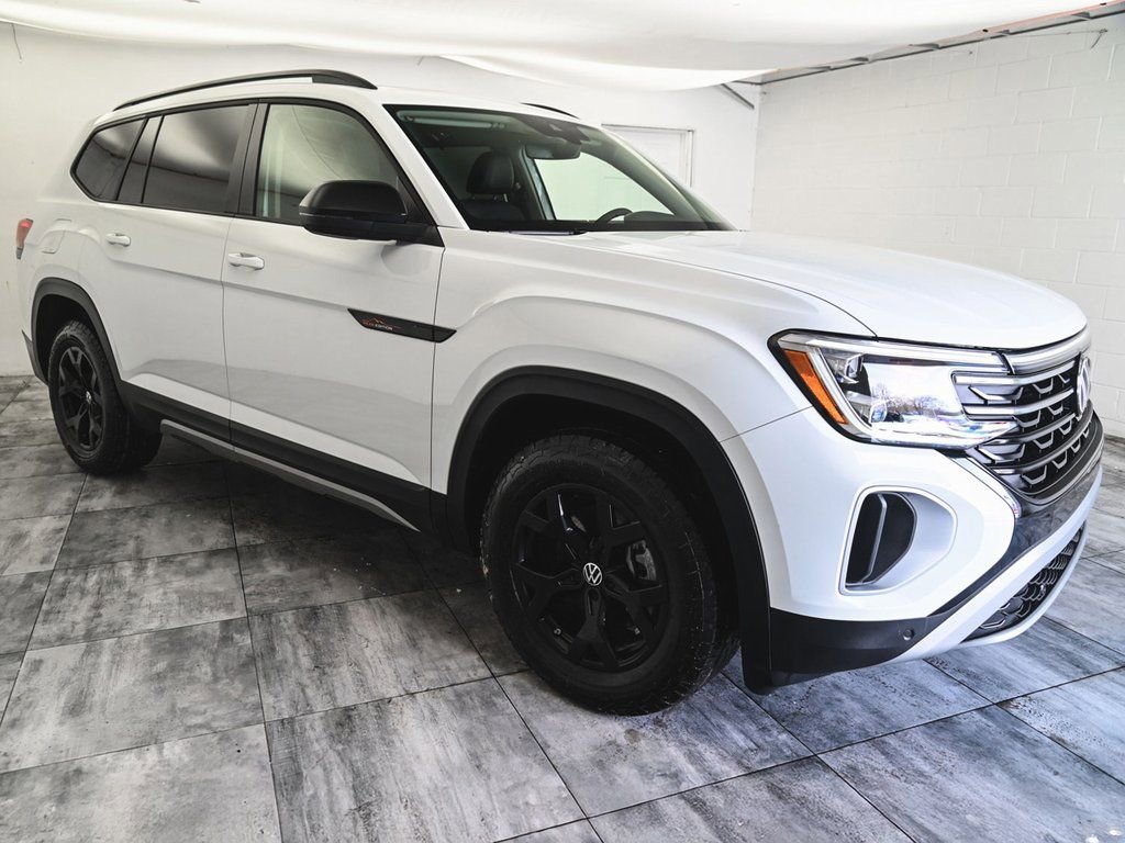 Used 2025 Volkswagen Atlas Peak Edition SE AWD/4WD image 3