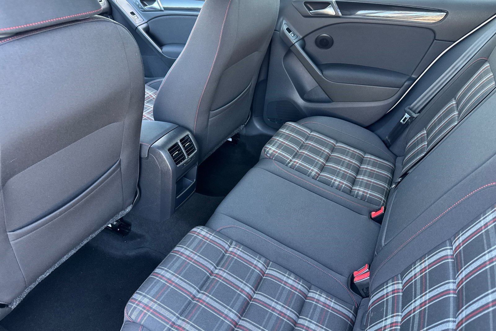 Used 2012 Volkswagen Golf 4-Door image 26