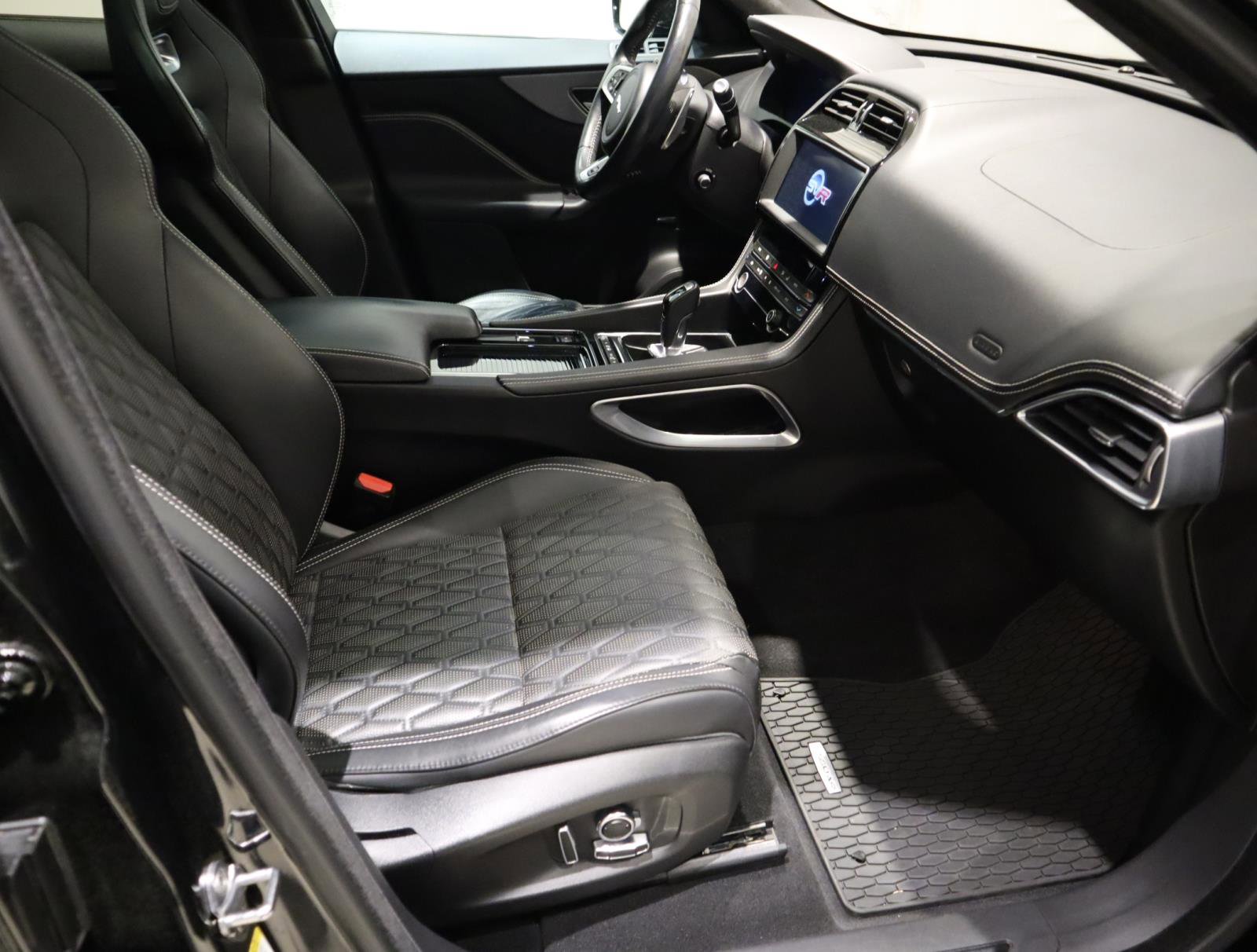 Used 2020 Jaguar F-PACE SVR image 15