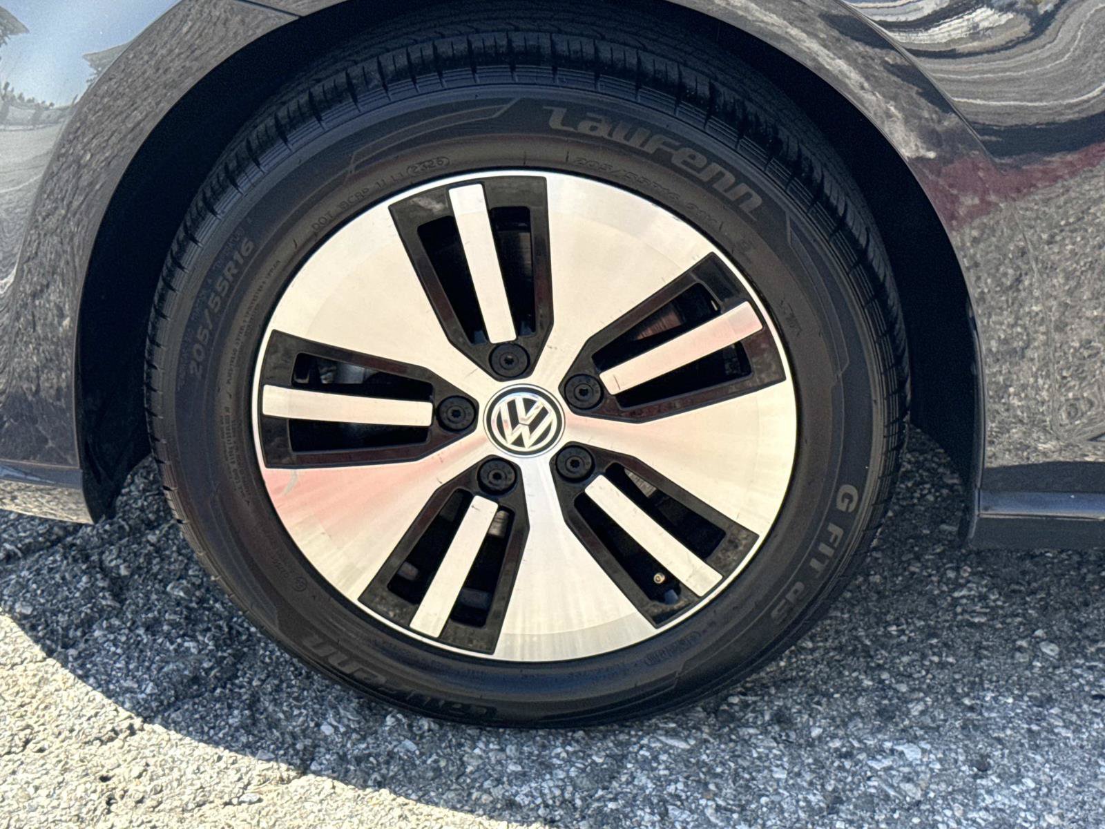 Used 2018 Volkswagen e-Golf SE w/ DC Fast Charging Package FWD image 31