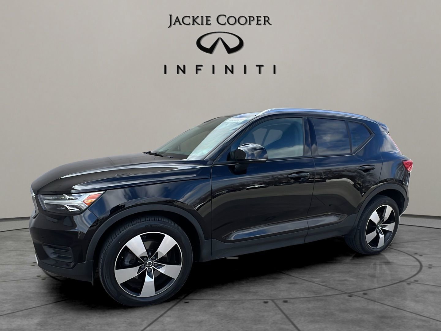 Used 2020 Volvo XC40 T4 Momentum w/ Premium Package image 1