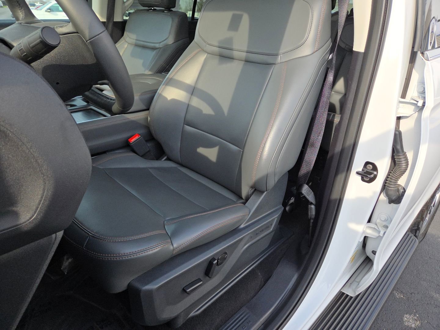 Used 2025 Ford Expedition Active image 23