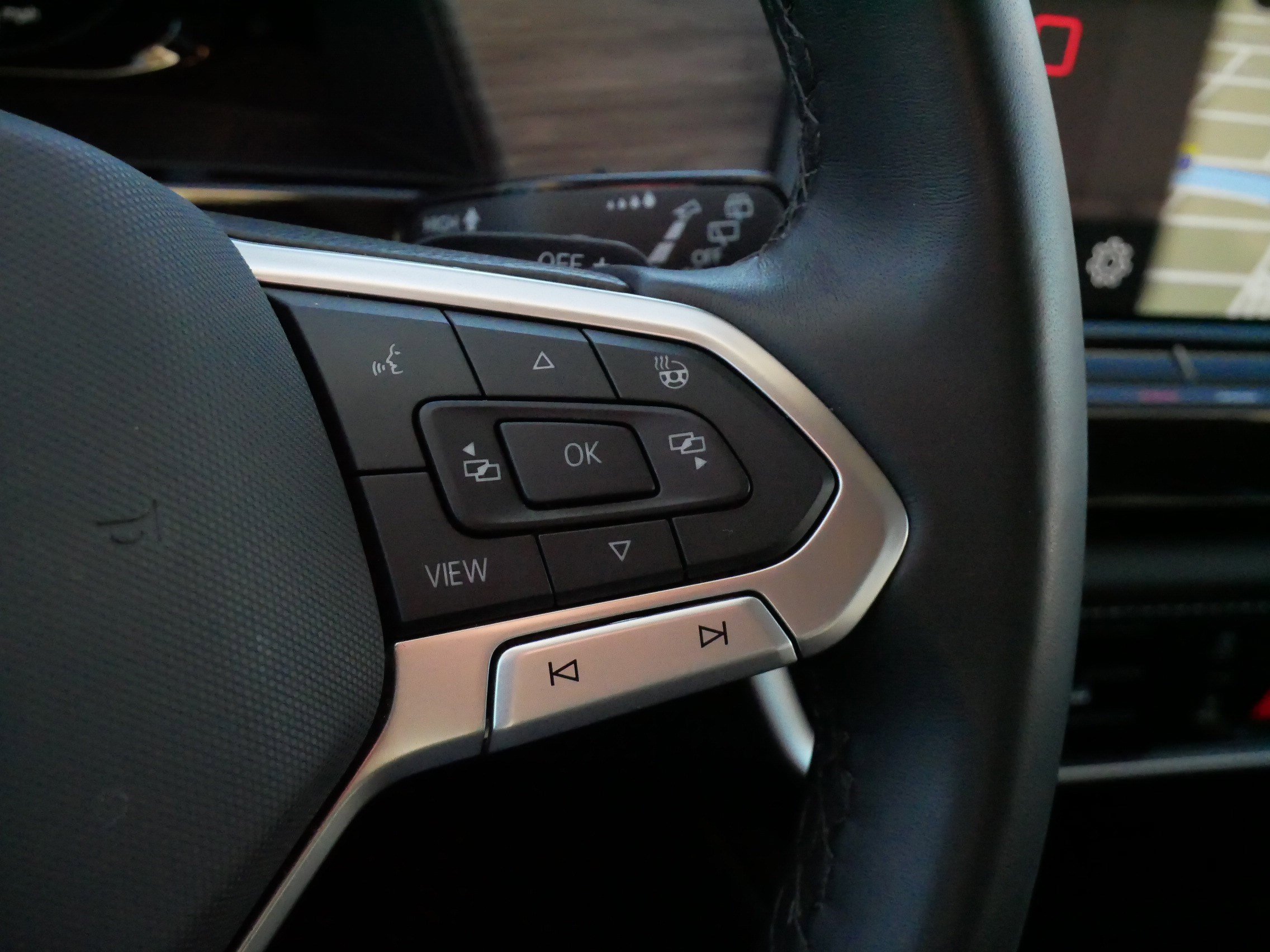 Certified 2025 Volkswagen Atlas SEL Premium R-Line image 25