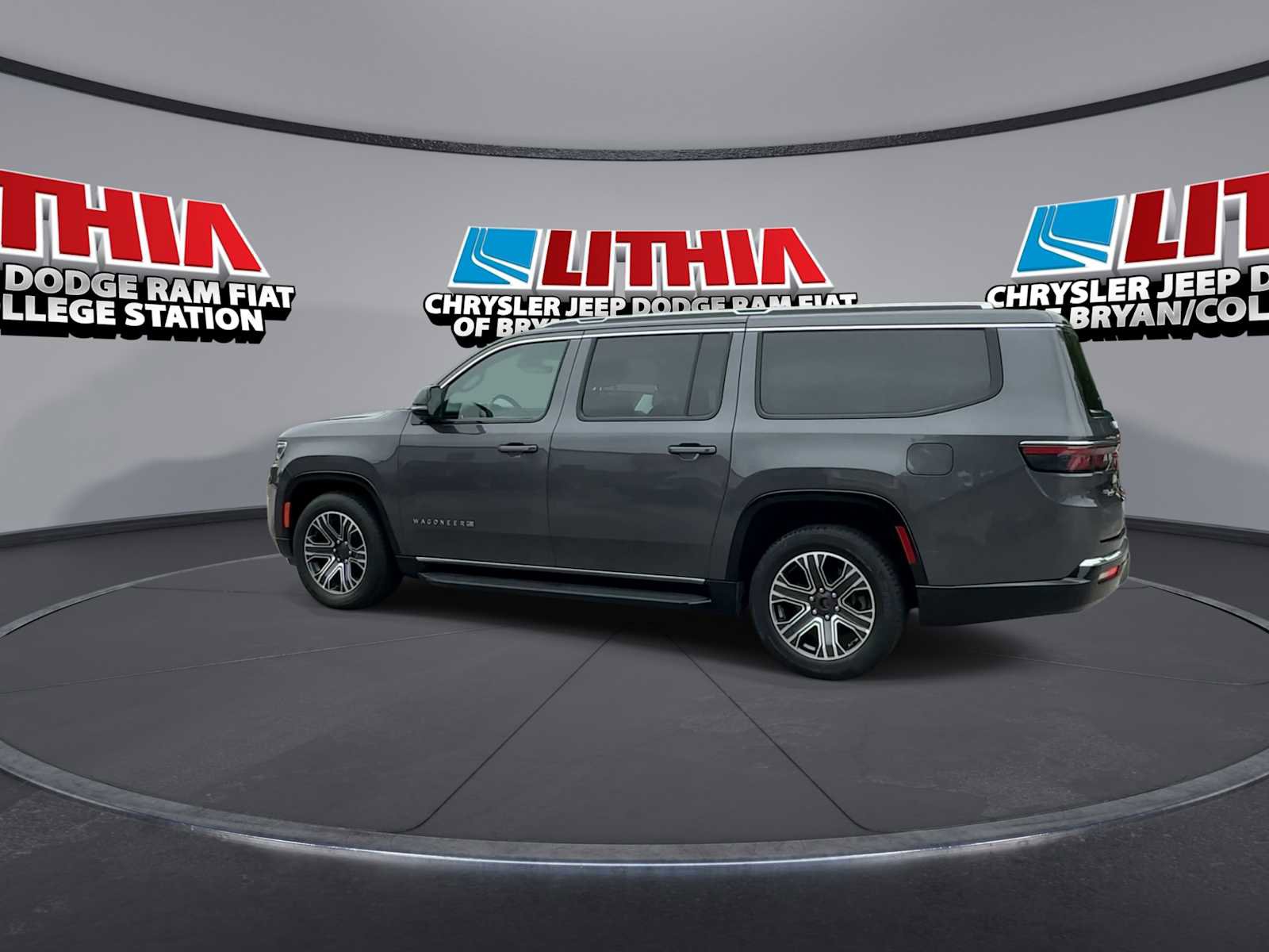 Used 2024 Jeep Wagoneer L Series II RWD image 5