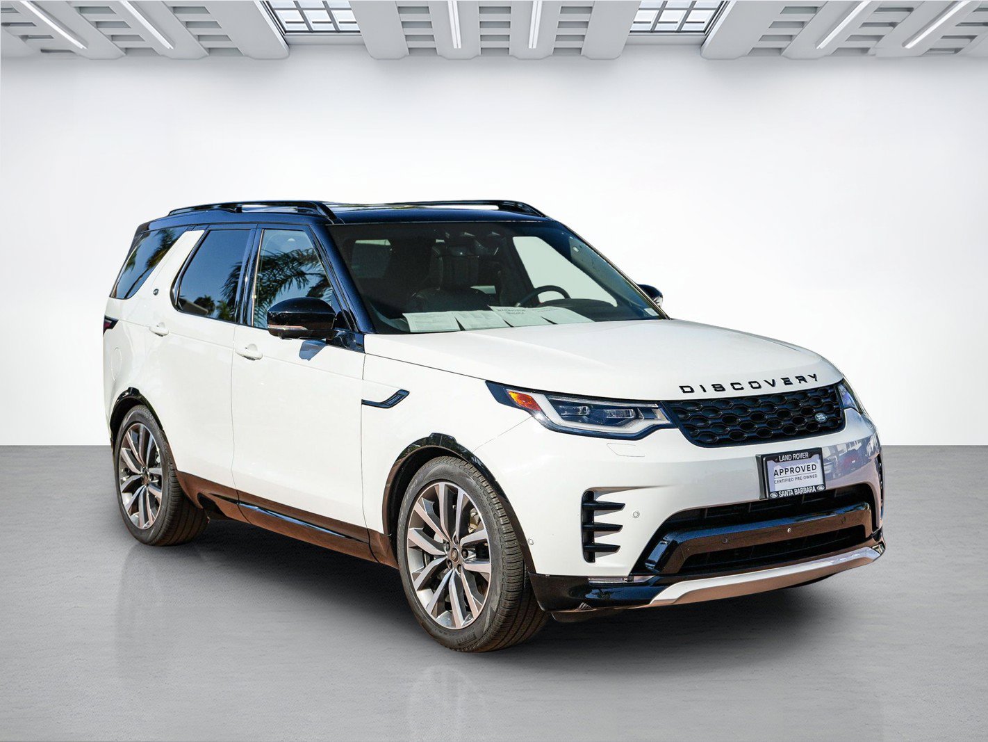 Certified 2025 Land Rover Discovery Dynamic SE AWD/4WD image 3