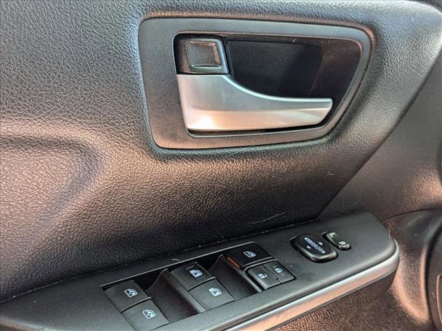 Used 2016 Toyota Camry SE image 4