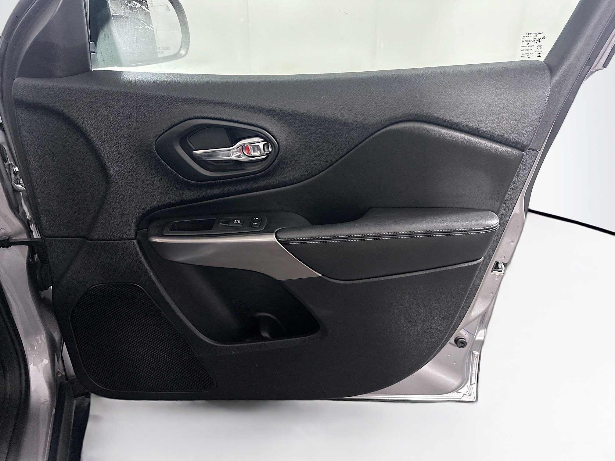 Used 2019 Jeep Cherokee Latitude Plus w/ Cold Weather Group AWD/4WD image 30