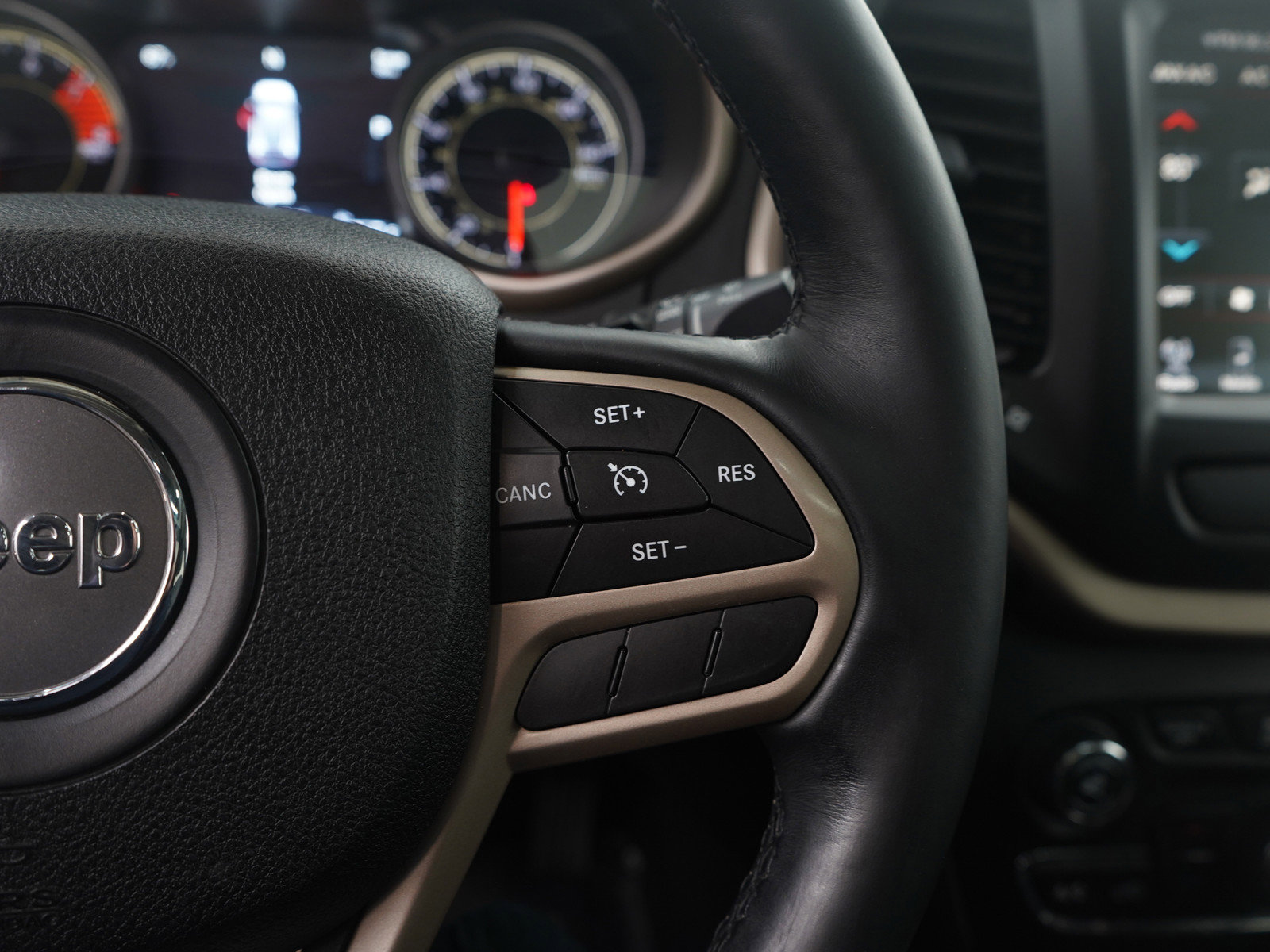 Used 2017 Jeep Cherokee Limited image 19