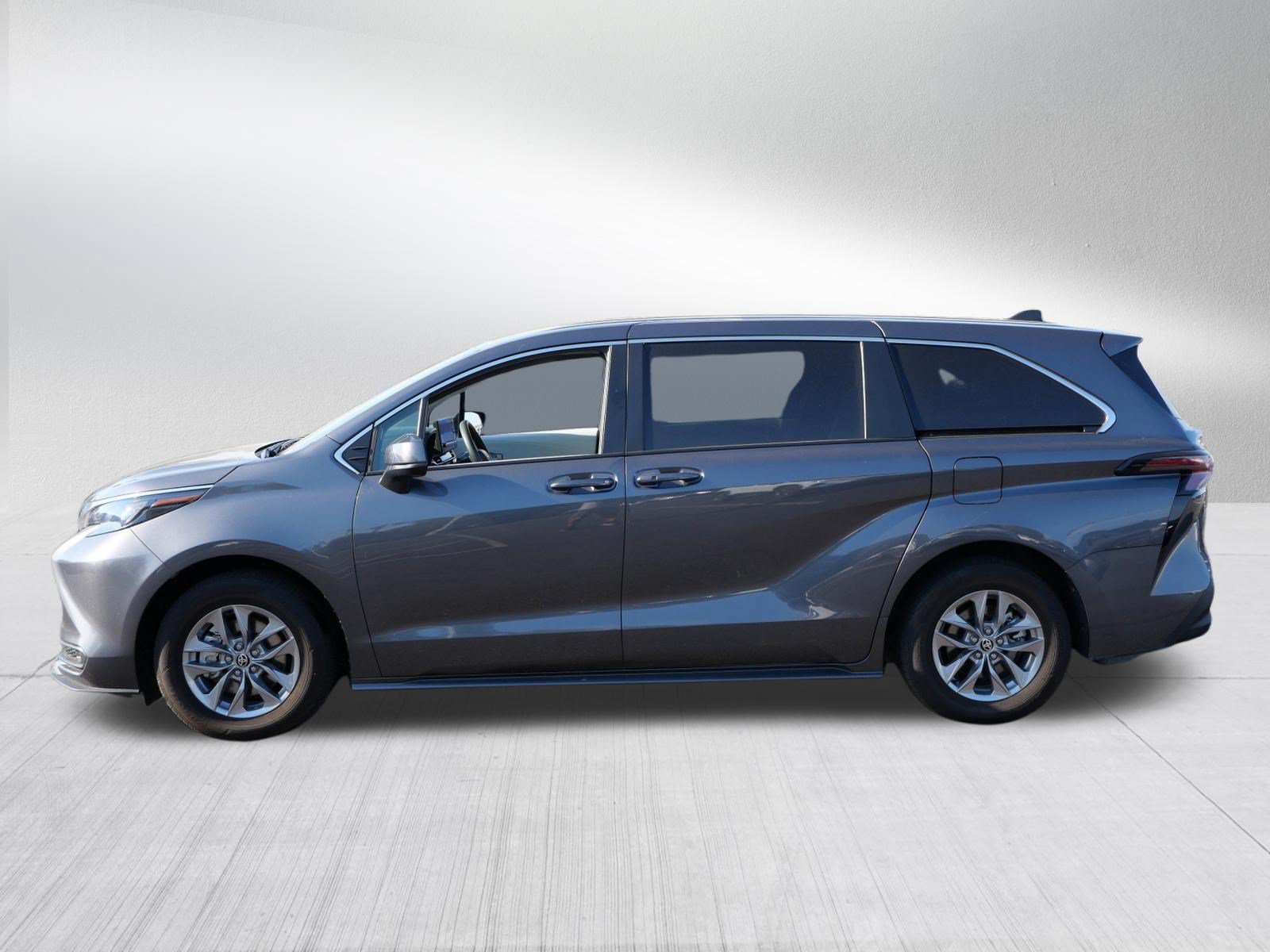 Used 2025 Toyota Sienna LE AWD/4WD image 4
