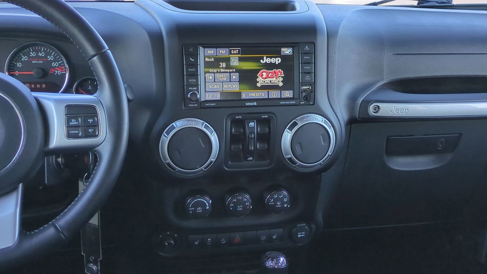 Used 2016 Jeep Wrangler Unlimited Rubicon image 33