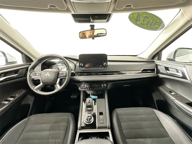 Used 2024 Mitsubishi Outlander SE image 32