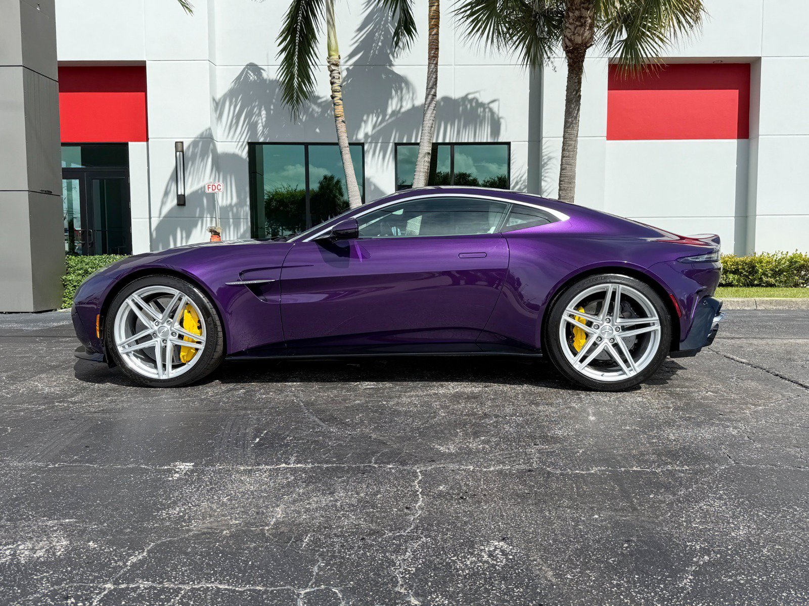 Used 2025 Aston Martin V8 Vantage Coupe RWD image 16