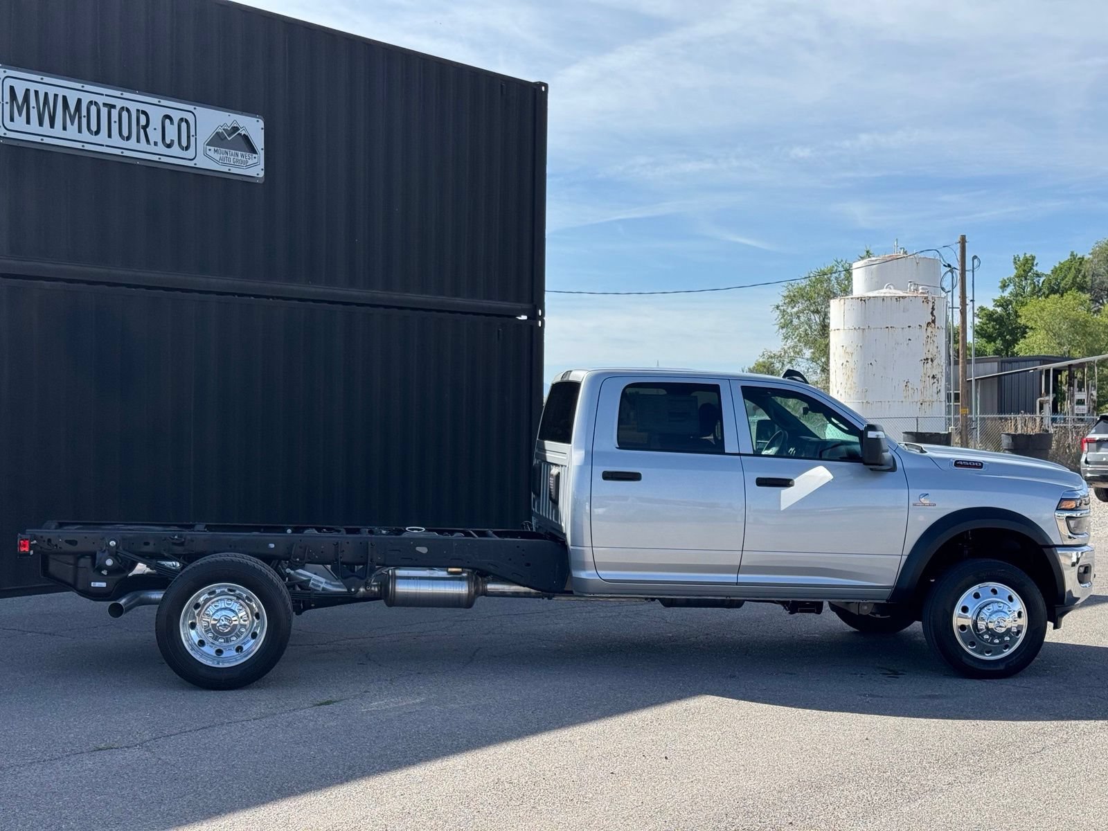 New 2027 RAM 4500 4x4 Crew Cab DRW w/ Laramie Trim Package image 5